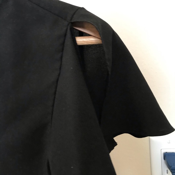 Black top with ruffle sleeves - Picture 2 of 3